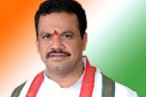 Komatireddy asks KCR to complete pending projects