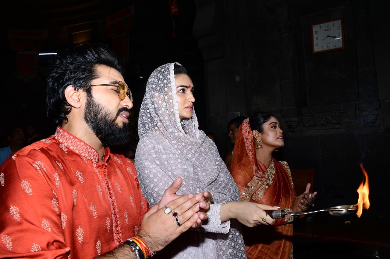  Kriti Sanon Visit Sita Gufa and Kalaram Mandir at Panchavati to seek blessings for Adipurush