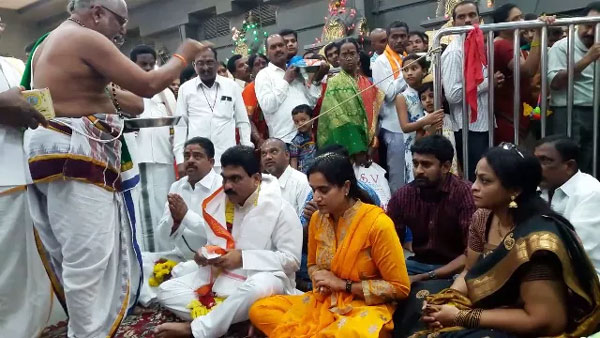 Lagadapati prays at Yadadari Temple, praises KCR