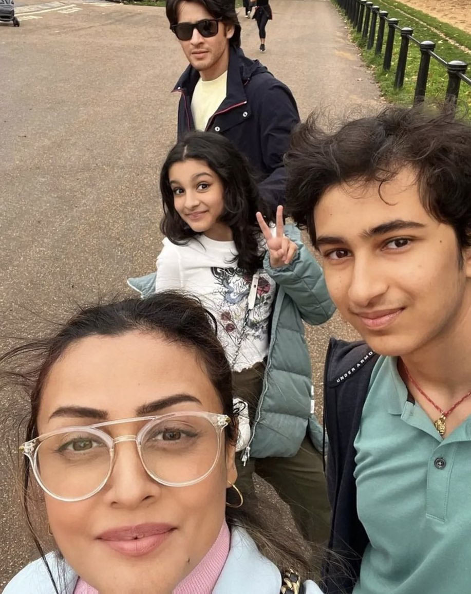 Mahesh's Holidaying With Family In London