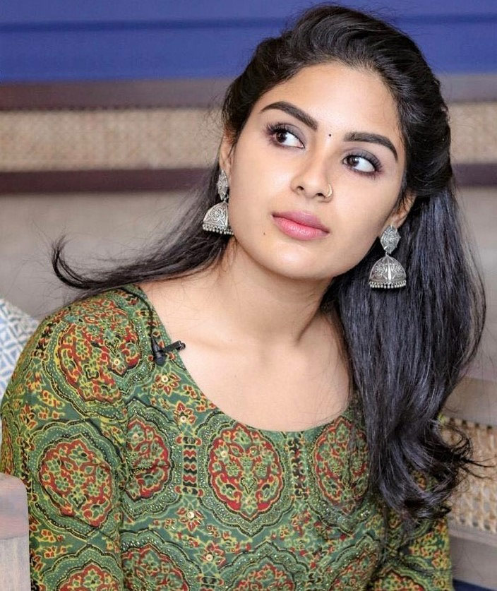 Mahesh to romance Samyuktha Menon under Trivikram's direction?