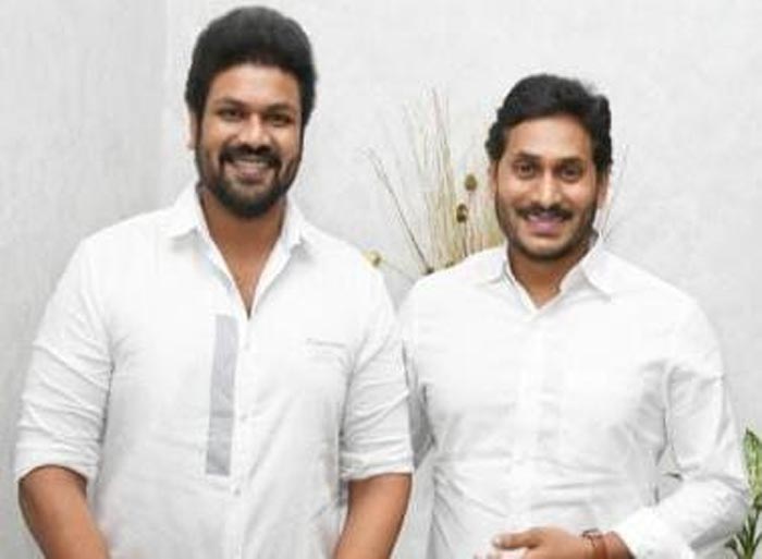 Manchu Manoj's surprise meet with AP CM Jagan