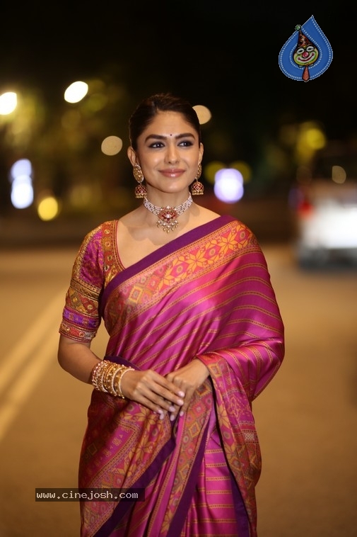 Mrunal Comments About Ranveer Turns Viral