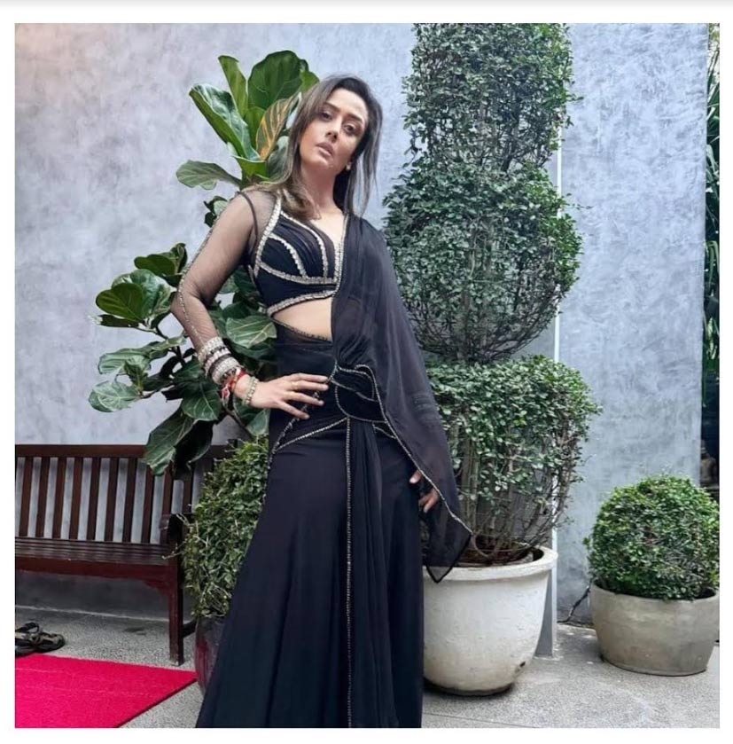 Namrata looks elegant in a black outfit 