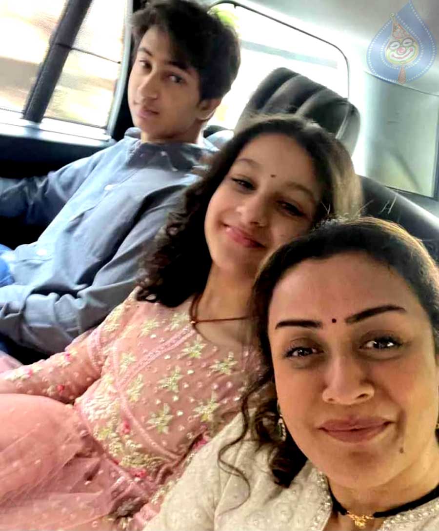 Namrata Selfie With her Children Gautham and Sithara