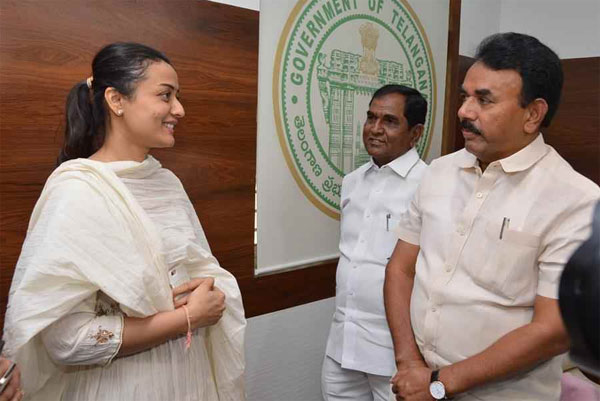 Namrata Shirodkar meets Jupally over Siddhapuram village