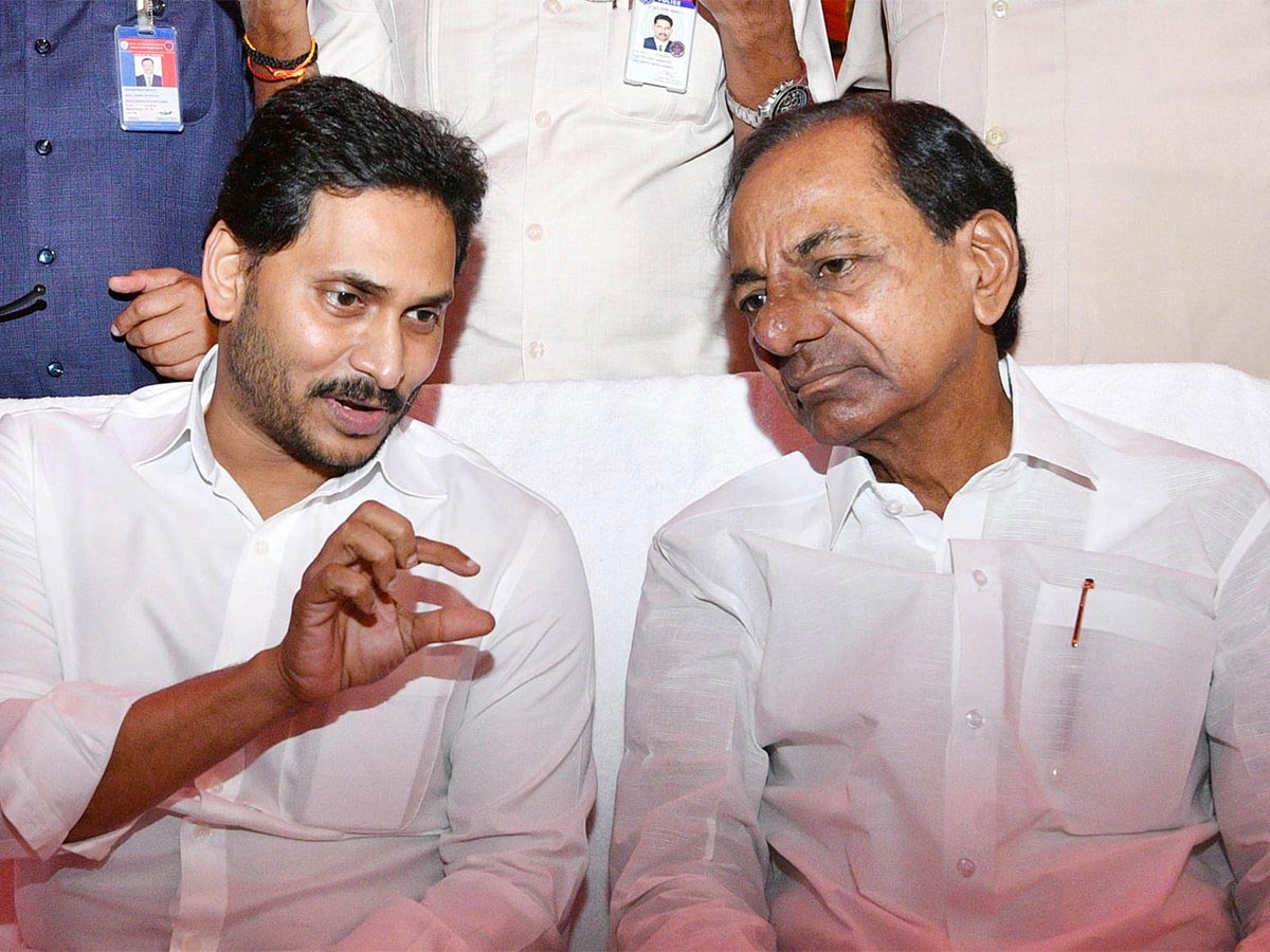 Nasty!! KCR Learns This Bad Habit from Jagan