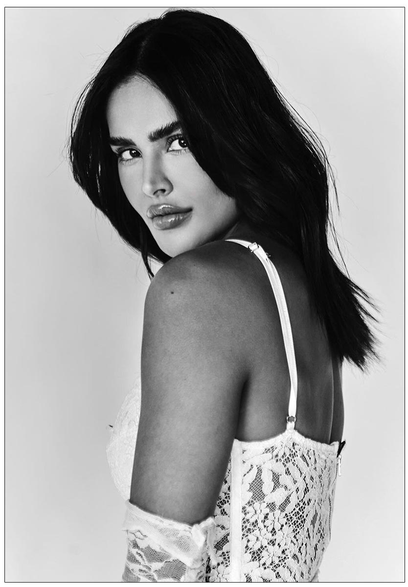  Nathalia Kaur Captivates With Her Curves