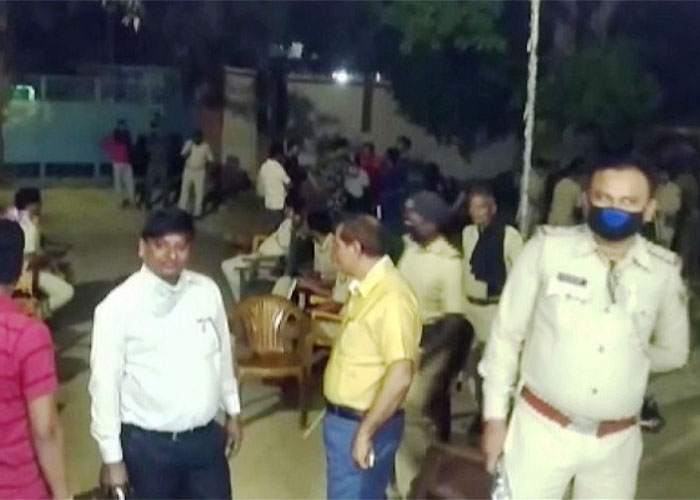 Nizamuddin Attendees Pelt Stones on Police, Doctors!