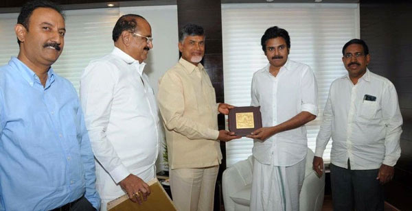 Pawan discuss GHMC polls with Naidu