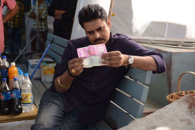 Pawan Kalyan Checking Rs.2000 Note