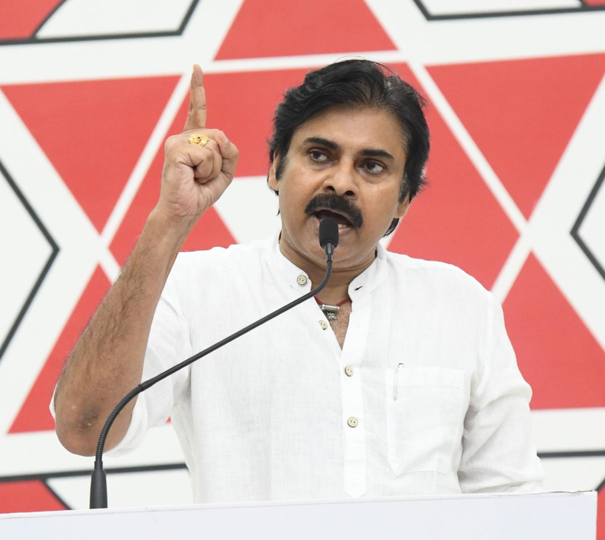 Pawan Kalyan dares:  'Not afraid of Kodi Kattis'
