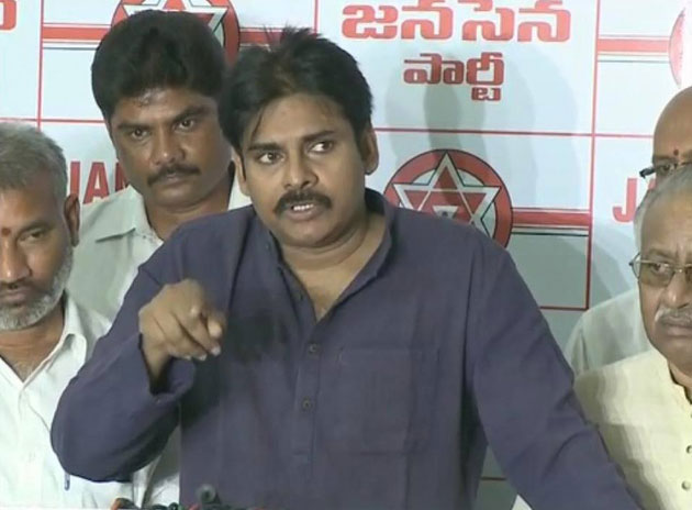 Pawan Kalyan Meets Handloom Weavers