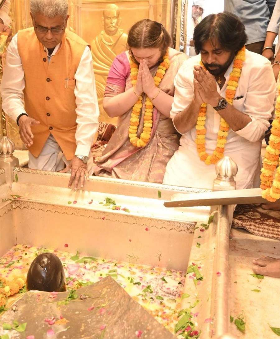 Pawan Kalyan prays at Varanasi