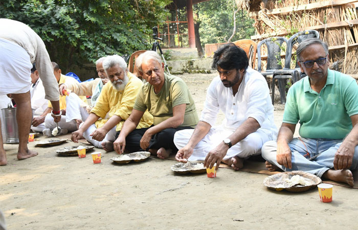 Pawan Kalyan's Simplicity at Haridwar