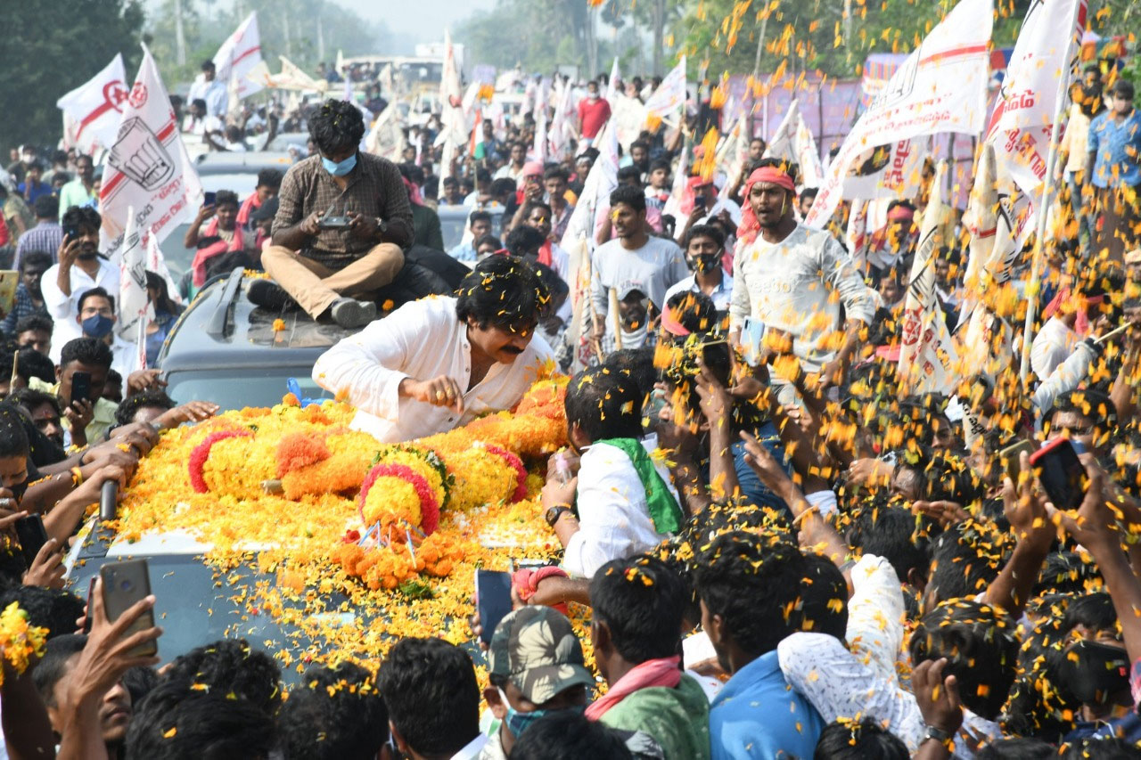 Pawan's Satires:  But Nani Never Targeted Him