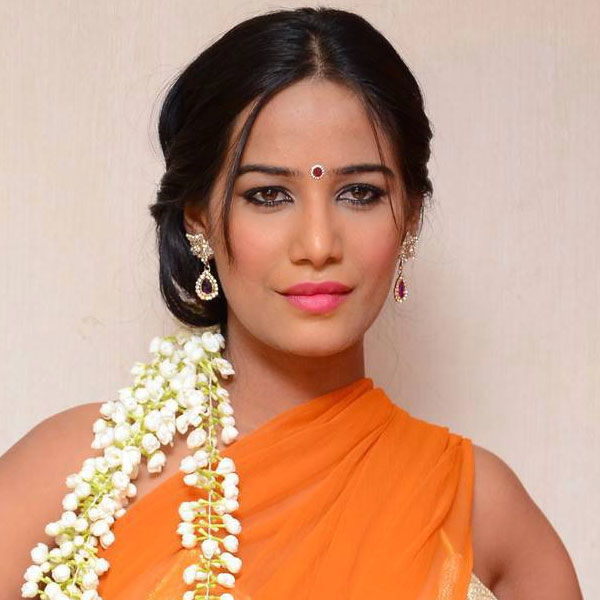 Poonam Pandey Compliments Allu Arjun