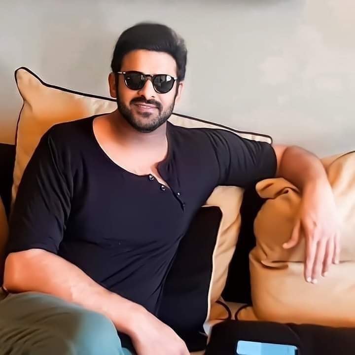 Kαsi Nαidu Prαbhαs dhf ❄ on Instagram: “New look ♡ 😍😍😍😍 #amarendra  #baahubali #Darling #prabhas #new #look #kirrrrrrak #aw… | Prabhas actor,  Actors, Actor photo