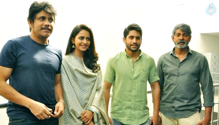 Raarandoi Veduka Chuddam: Naga Chaitanya, Rakul Preet Singh, Jagapathi Babu