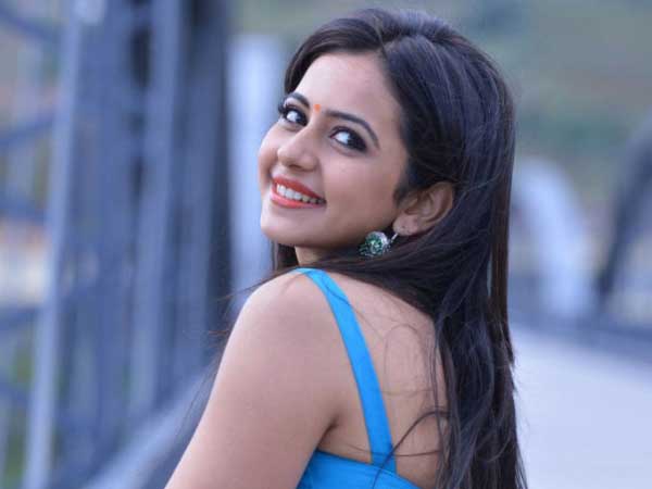 Rakul Preet Singh Lends Her Voice for 'Naannaku Prematho'