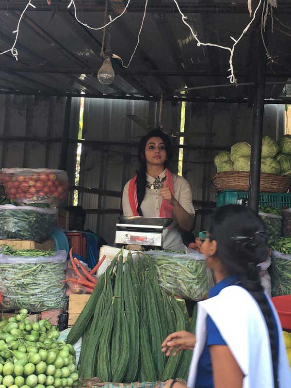 Rakul Preet Singh Successfully Sold Vegetables