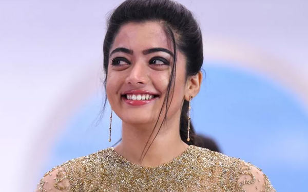 rashmikamandanna . . . For more pictures Follow us @movieflickzlive . . # rashmikamandanna #rashmika… | Simple hairstyle for saree, Beauty girl,  Stylish girl images