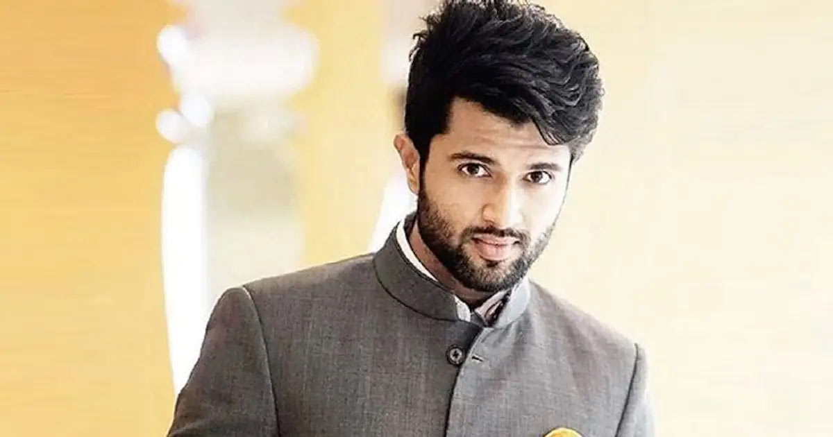 Girls get attracted to these looks of Vijay Deverakonda such dressing sense  will be useful for you too | Vijay Devarakonda के इन लुक्स पर फिदा हो जाती  हैं लड़कियां, ऐसा ड्रेसिंग