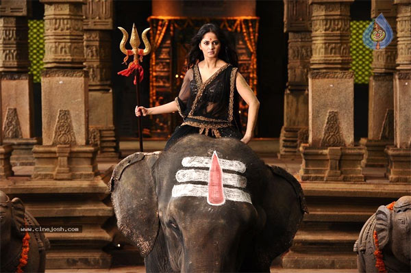 Rudhramadevi Death Climax Is Controversial 