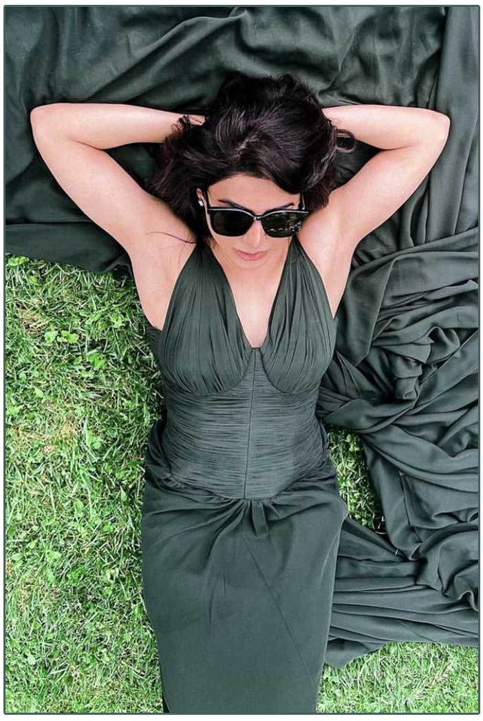 Samantha Gorgeous In Green Gown