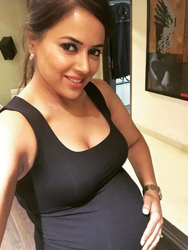 Sameera Reddy Baby Bump