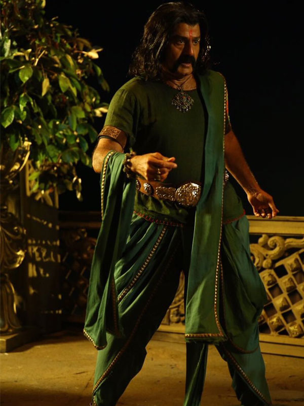 Satakarni Rocks in Green Outfits