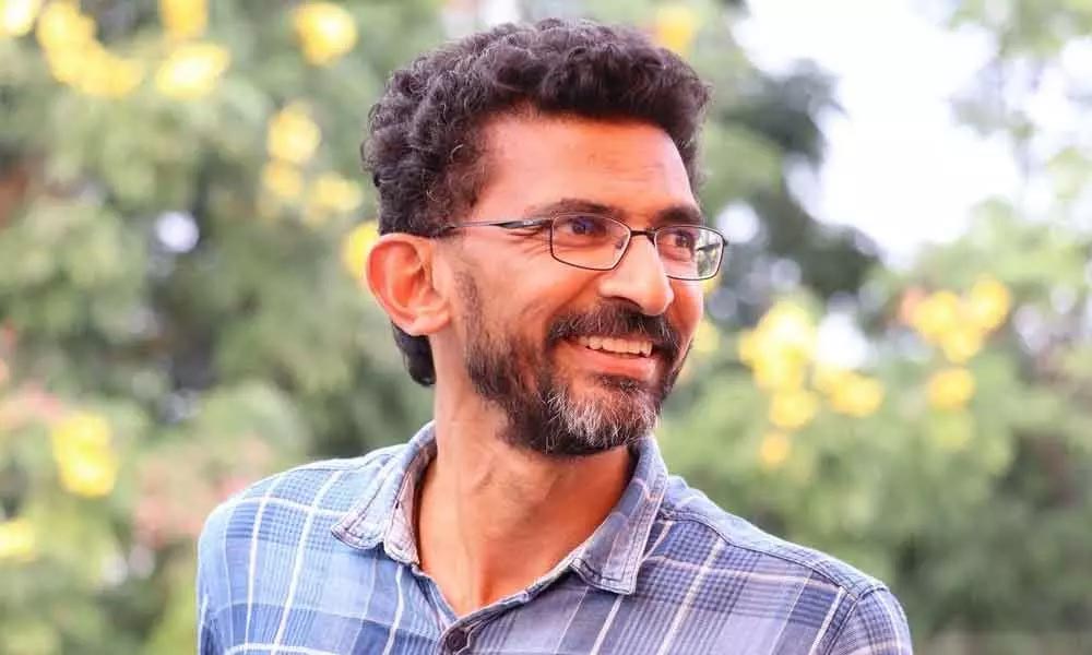 Sekhar Kammula helps a farmer