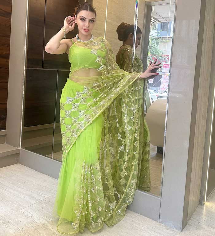 Sensuous beauty Sherlyn Chopra steals hearts after health ailment