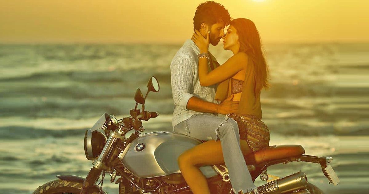 Shahid Kapoor, Kriti Sanon turns steamy on bike