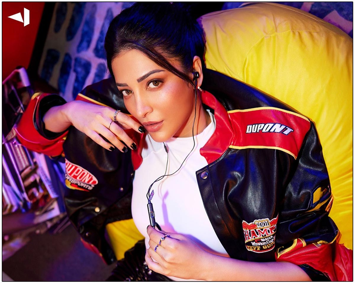  Shruti flaunts a bold and captivating outfit