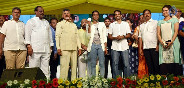 Sindhu, Gopichand gets a rousing reception in Vijayawada