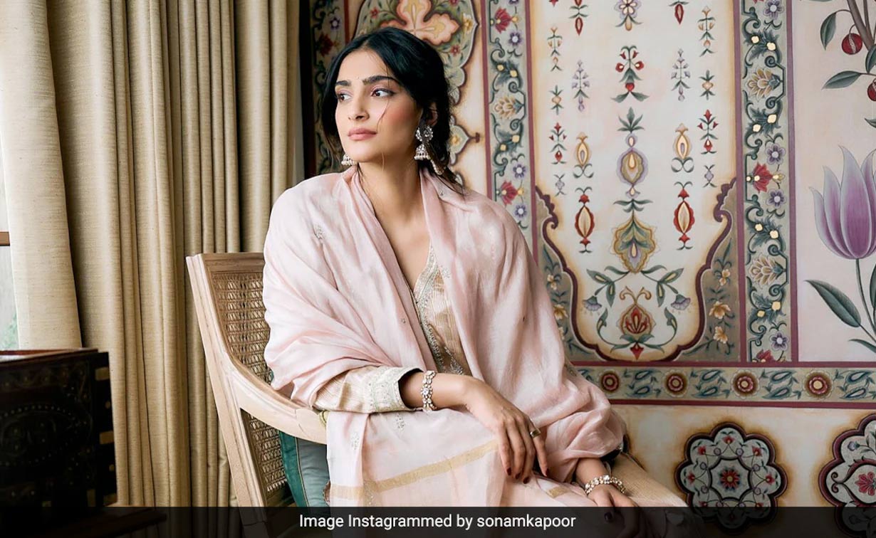 Sonam Kapoor steals hearts with a traditional look | cinejosh.com