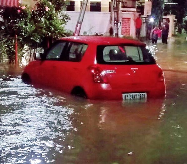 Sundeep Kishan Car Struck In Hyderabad Rains