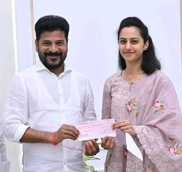 Tejaswini hands over cheque to T-CM Revanth Reddy