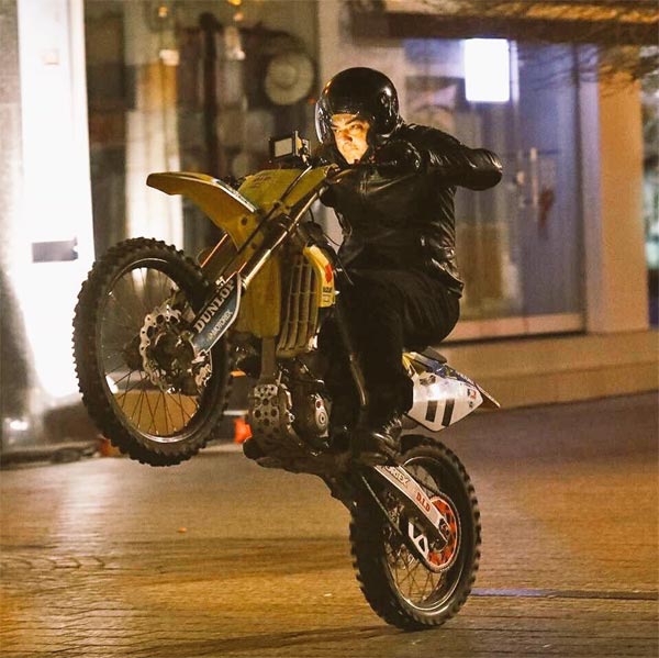 Thala Ajith Performing Feats On Bike 