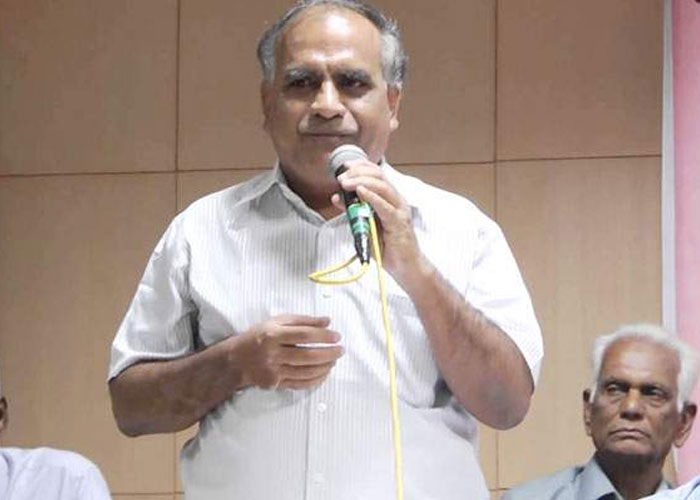 Thelakapalli Ravi Fires at Yellow Media for Not Reporting Jagan's Letter