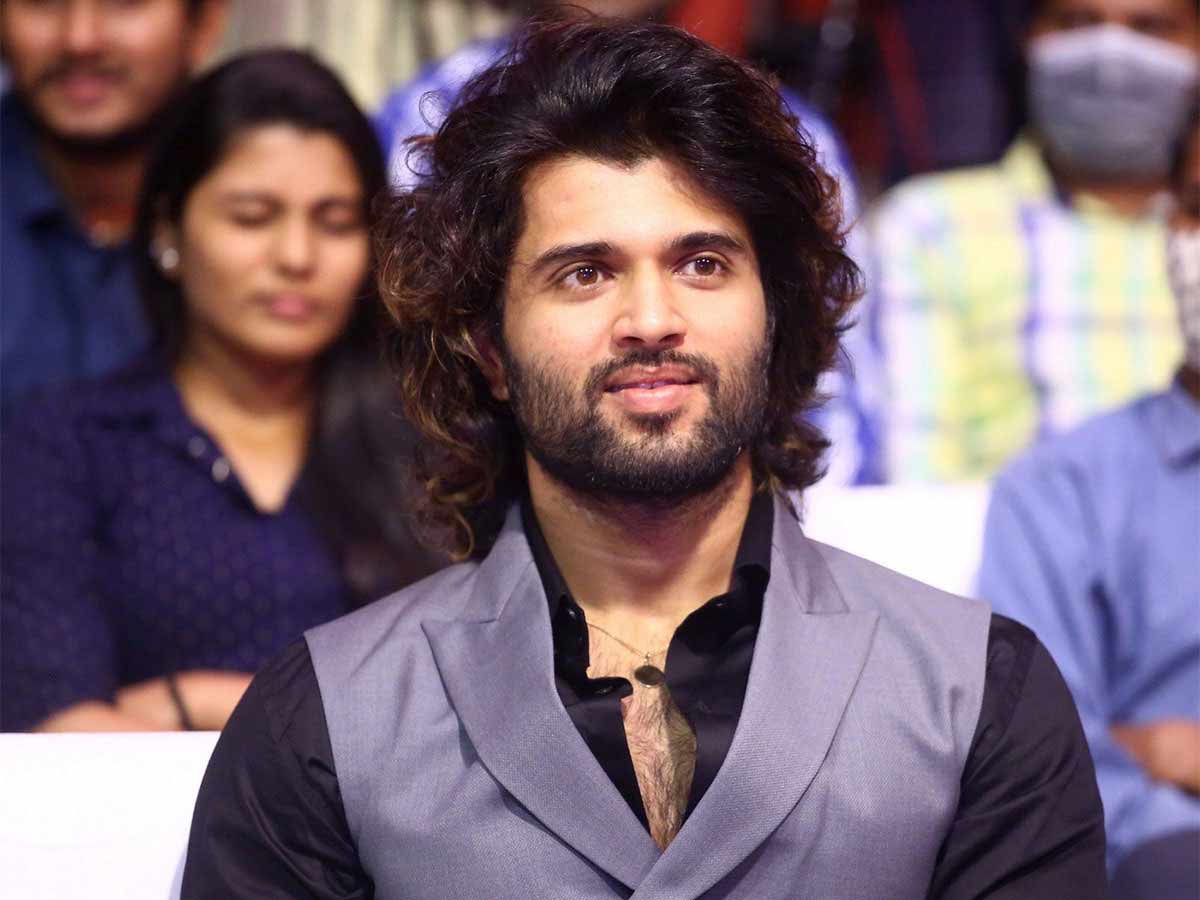 Vijay Devarakonda stuns on sets & how! - Malayalam News - IndiaGlitz.com