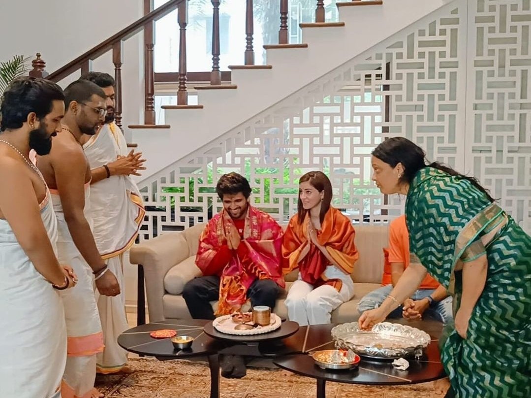  Vijay Devarakonda's mother performs puja for Liger