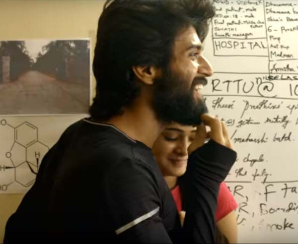 Vijay Devarakonda, Shalini Lip Kiss In Arjun Reddy