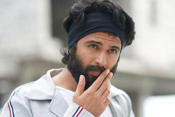 Vijay Deverakonda To Host Bigg Boss 4