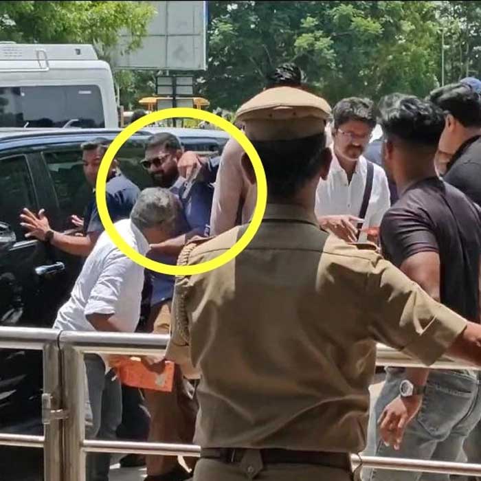 Vijay security with gun scares fan