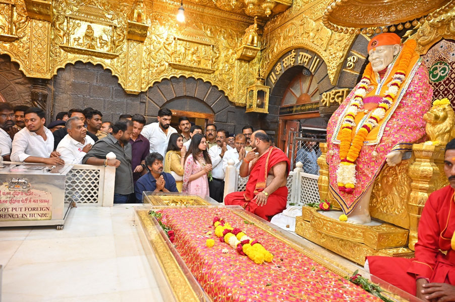 Vijay Visits Shirdi Sai Baba Temple