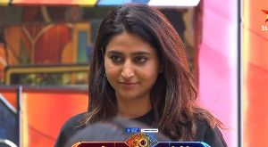 Bigg Boss 10: Varshini bows down and touches Mukesh's feet