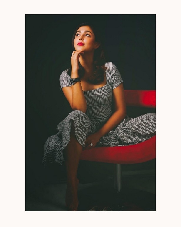 Madhu Shalini Pics - 1 / 3 photos