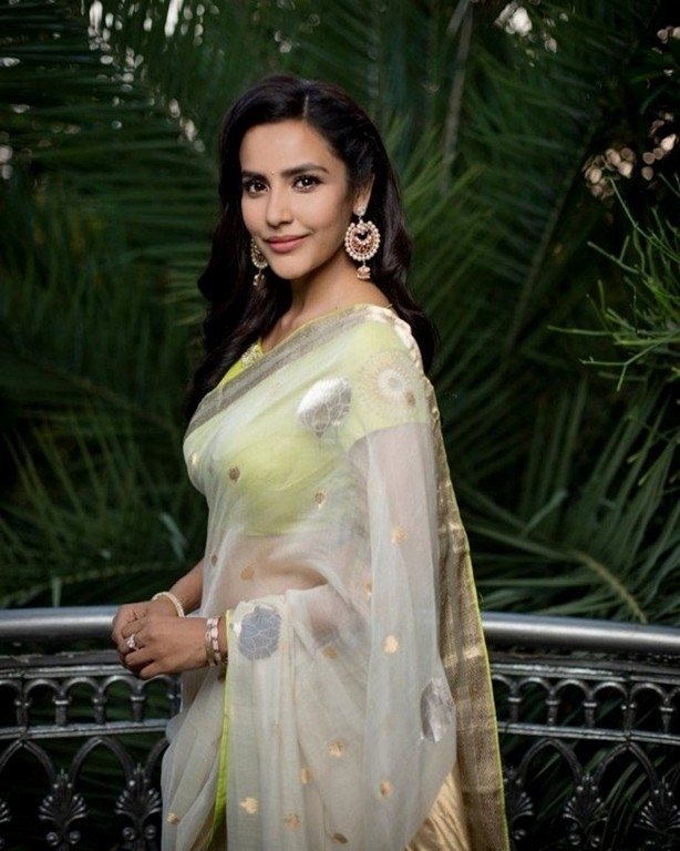 Priya Anand Photos - 1 / 4 photos
